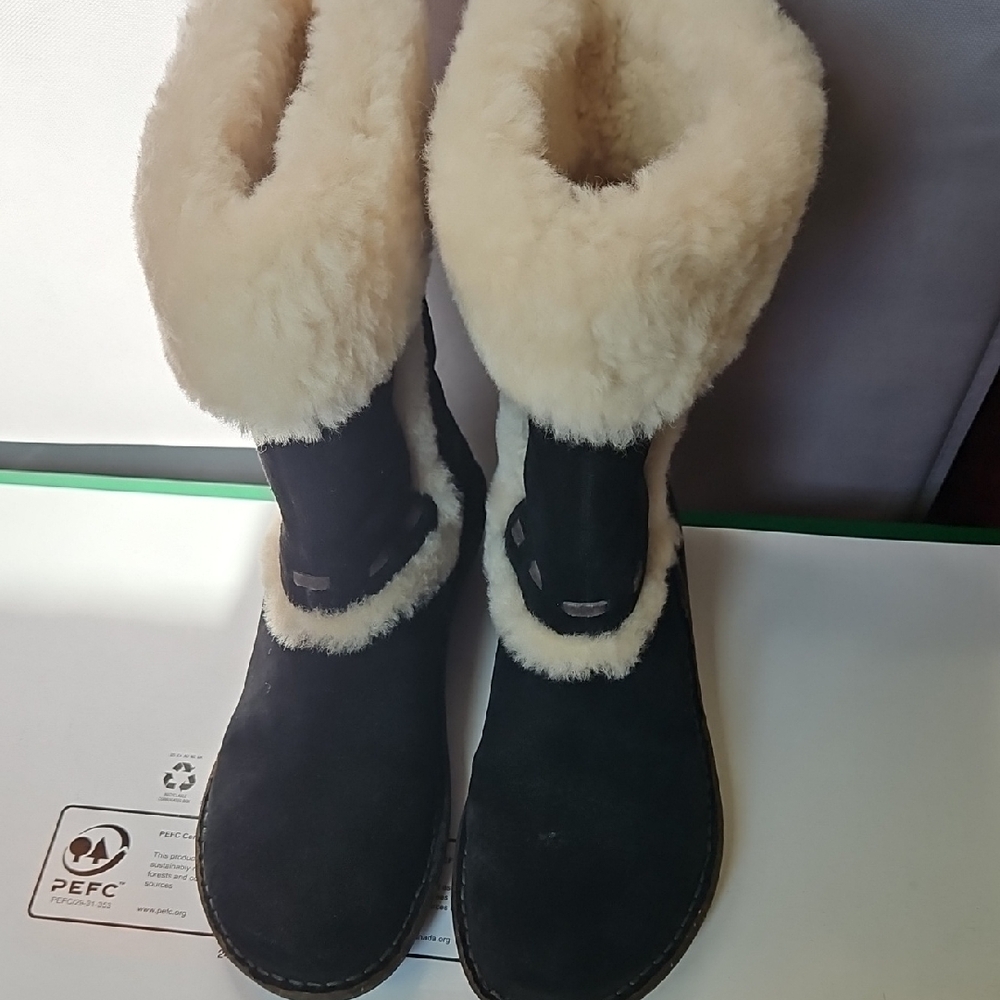 FLASH SALE:UGG Black and Cream Shearling Winter Boots